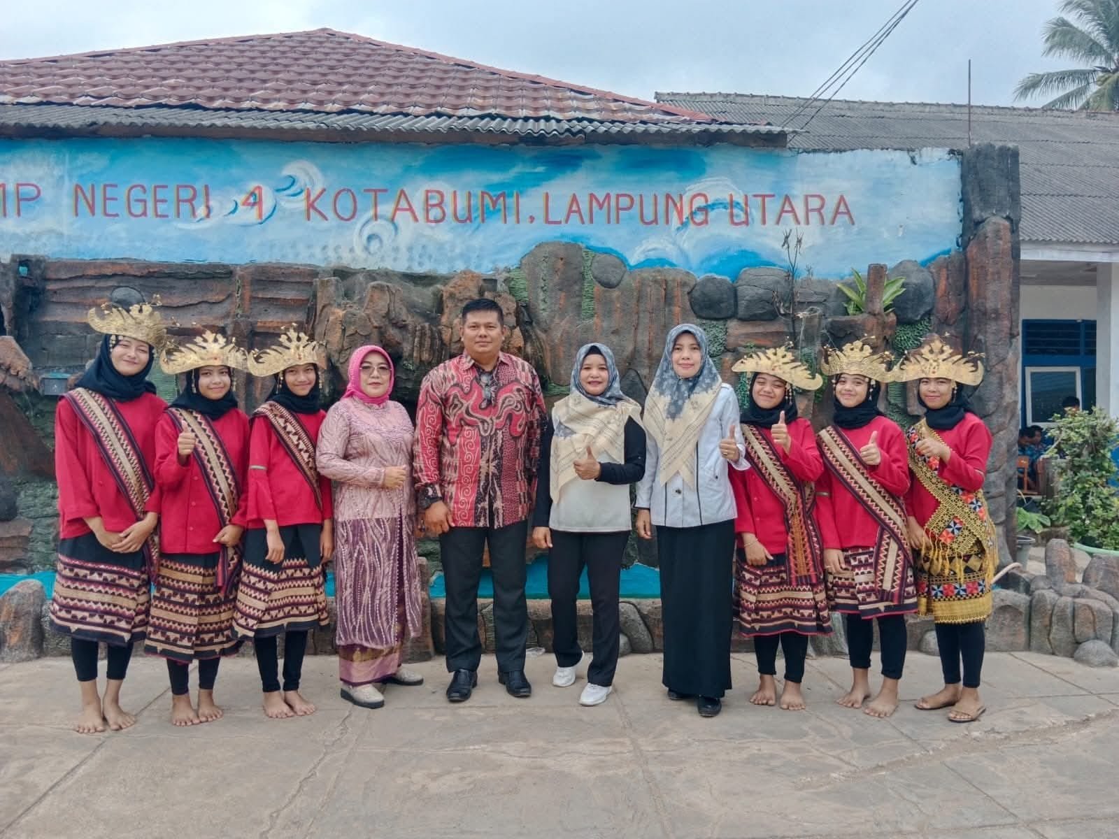 Foto bersama ibu dan bapak ketua acara dan ibu Waka kesiswaan 