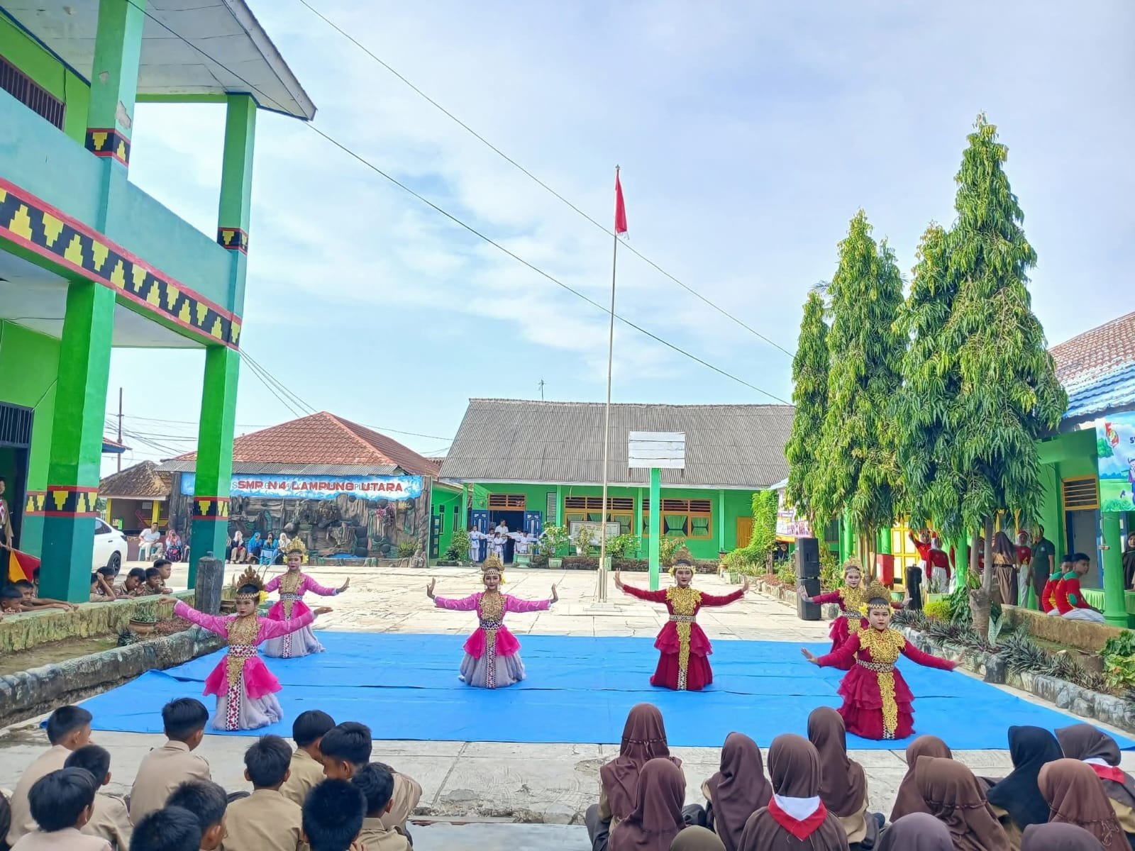 Penampilan tari untuk acara pembukaan murid baru