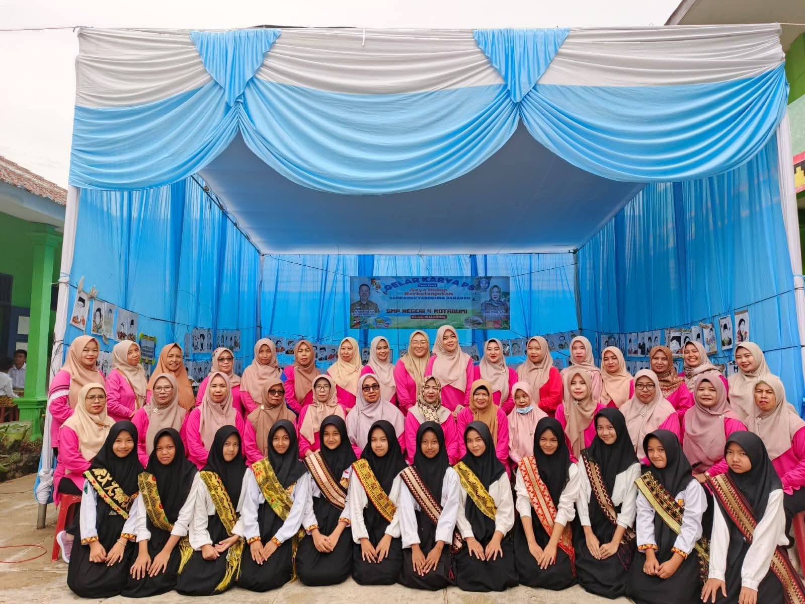 Foto berpakaian menggunakan tapis adat bersama ibu kepala sekolah