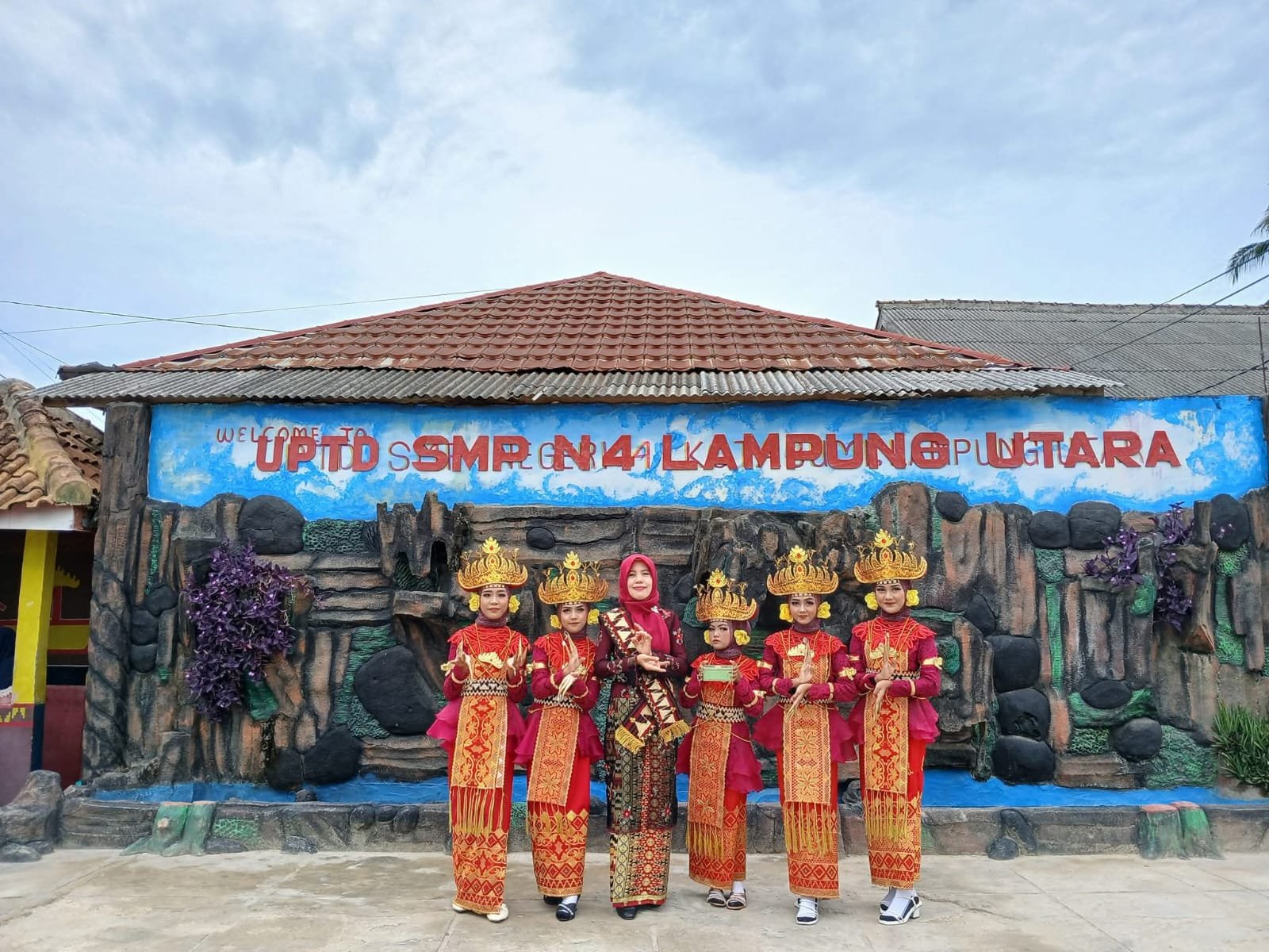 Foto bersama ibu Waka kesiswaan 