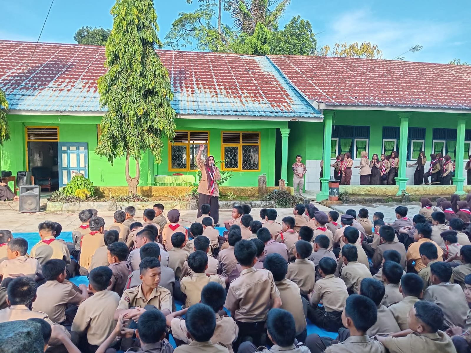 Perkenalan anggota baru kepada ibu kepala sekolah 