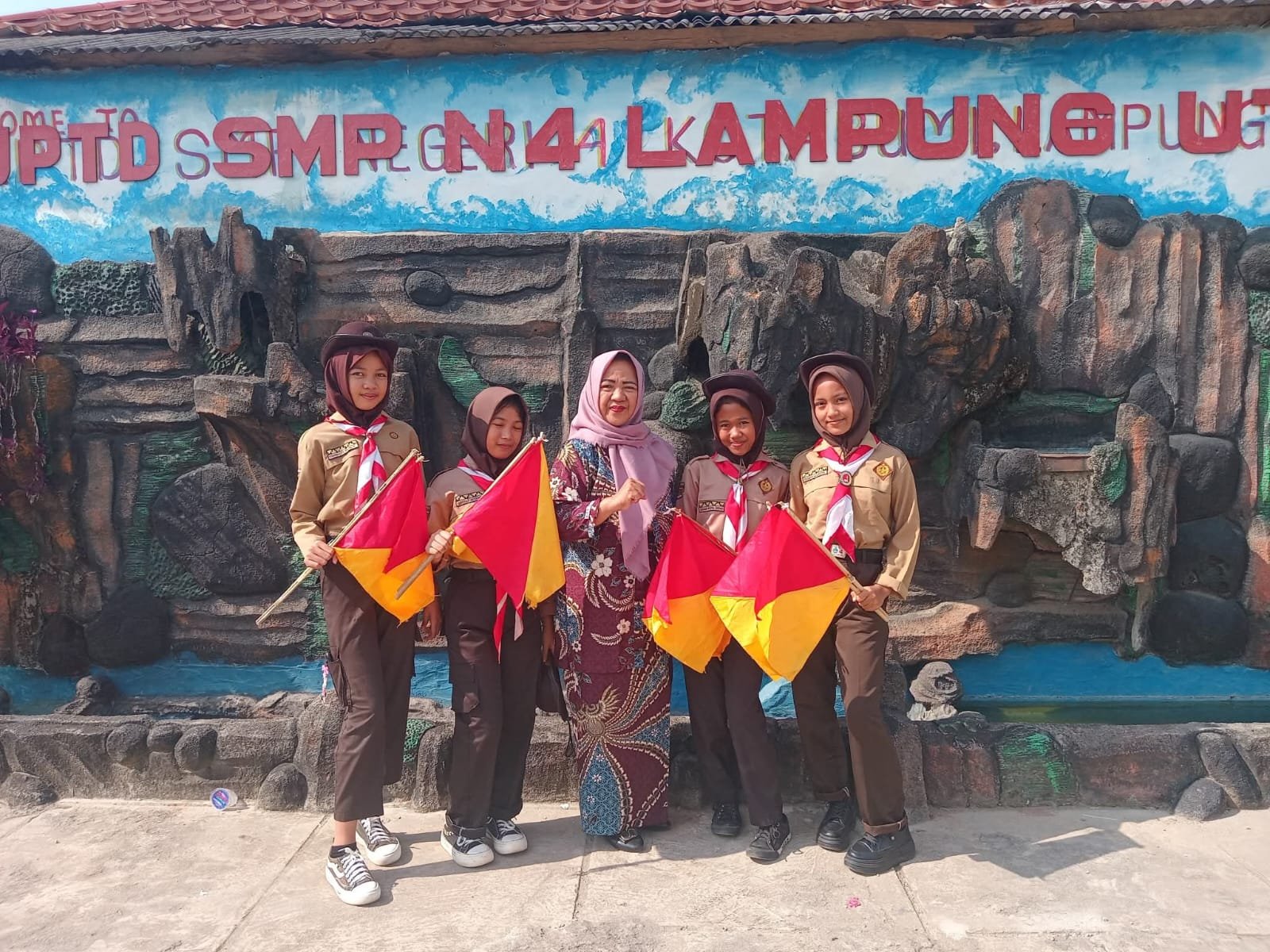Foto bersama ibu kepala sekolah 