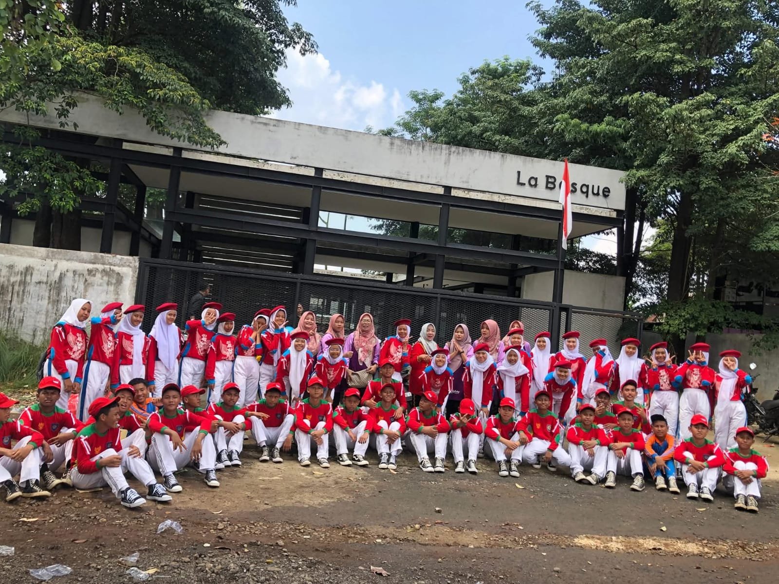 Foto bersama ibu kepala sekolah dan ibu wak kesiswaan (part-1) 