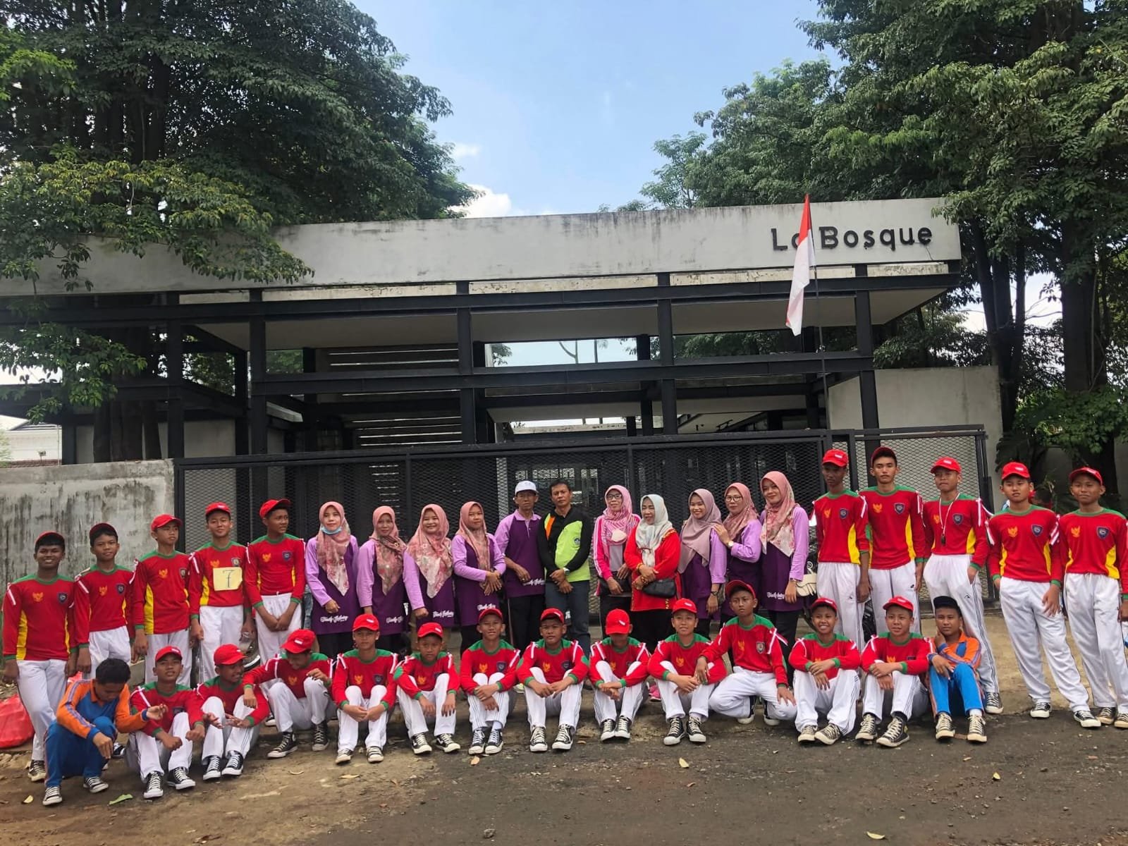 Foto bersama ibu kepala sekolah dan ibu Waka kesiswaan (part-2)