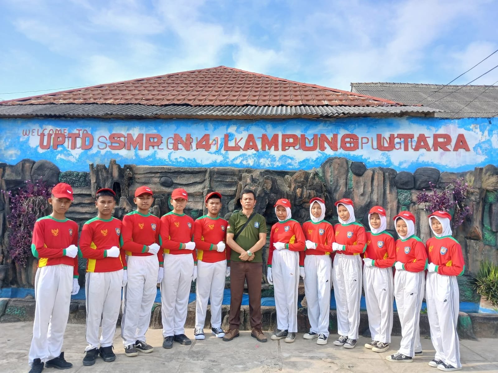 Foto bersama pembina paskibra 