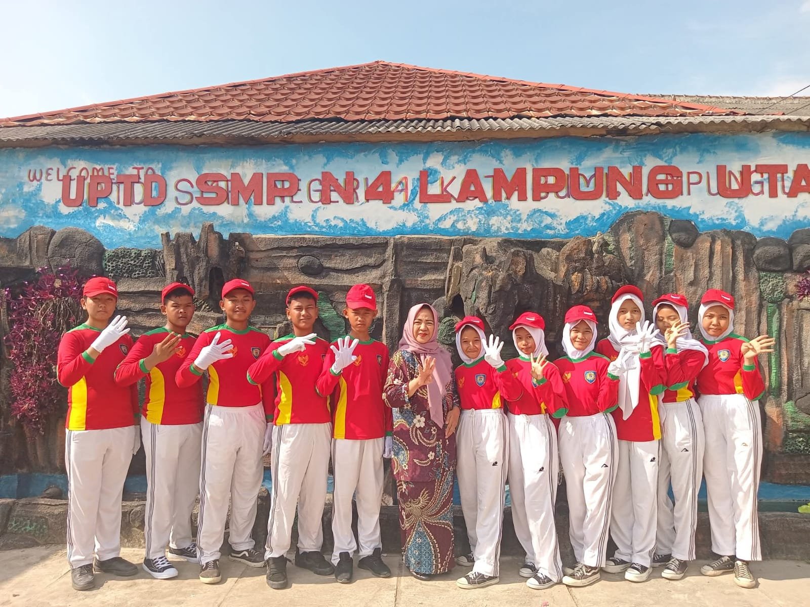 Anggota paski foto bersama ibu kepala sekolah 