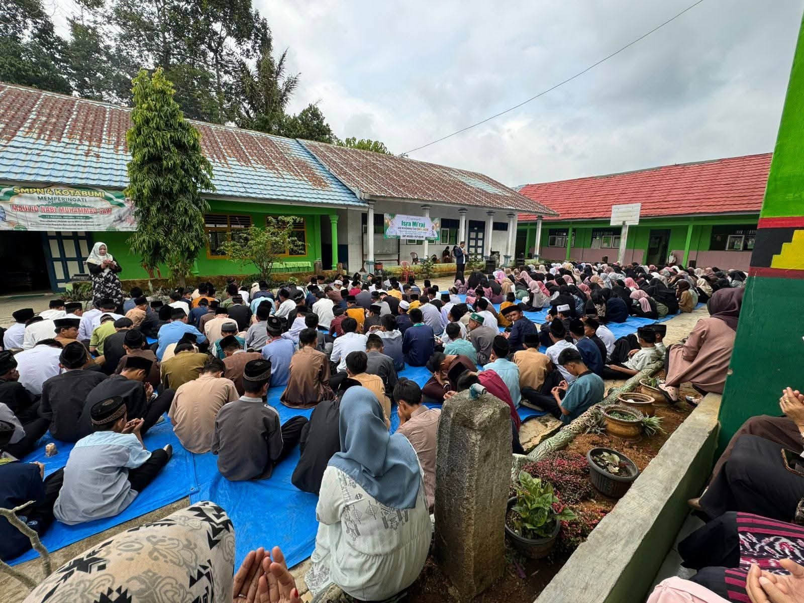 Foto pada saat pengajian rutin