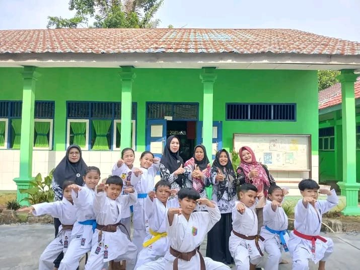 Foto bersama staf guru