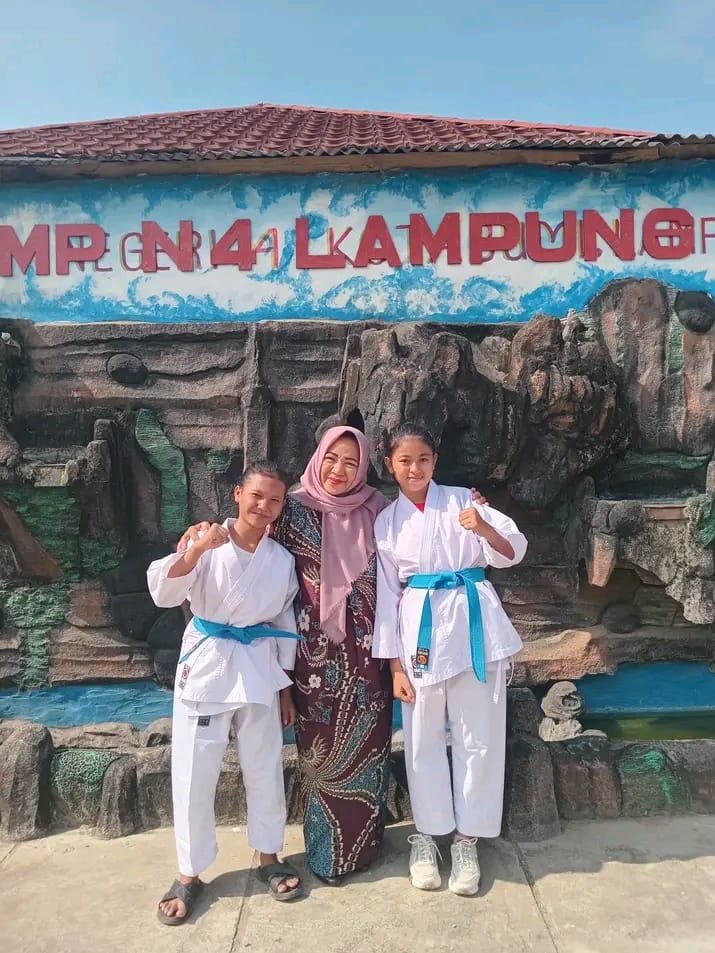 Foto bersama ibu kepala sekolah (ibu Aida Yusuf, S.Pd)